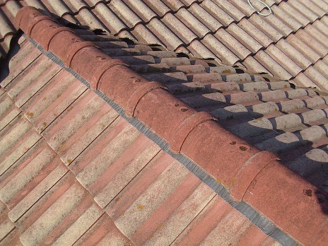 冠瓦を固定し棟の取り直し完了